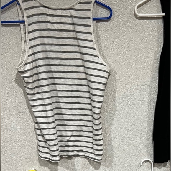 Guess tank size small - Picture 2 of 4